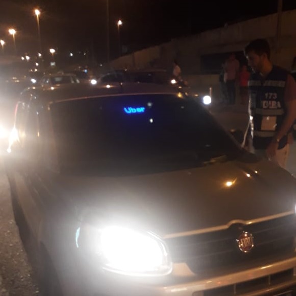SMTR aplica 13 multas por uso de leds em carros de aplicativo durante operação na Barra