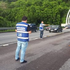 Ação de fiscalização para coibir a circulação irregular de veículos na calha do BRT. Foto: Divulgação