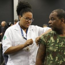 Militar é vacinado contra a gripe