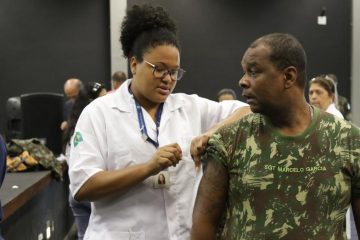 Militar é vacinado contra a gripe