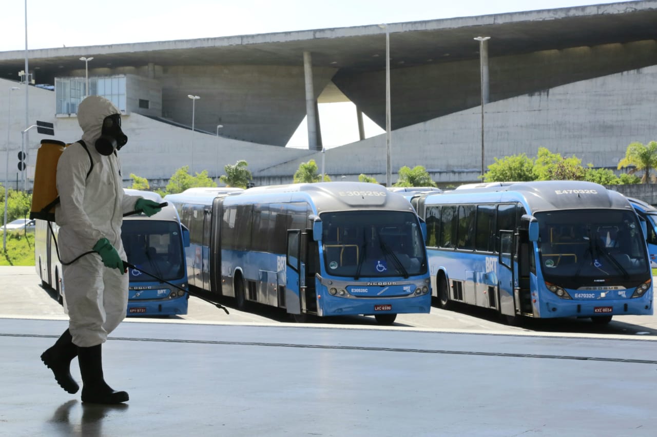 Militares fazem desinfecção nas estação Alvorada, do BRT, para conter o avanço do coronavírus. Foto: Marcos de Paula / Prefeitura do Rio