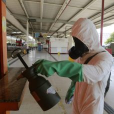 Foram aplicados produtos descontaminantes nas catracas, corrimãos e validadores. Foto: Marcos de Paula / Prefeitura do Rio