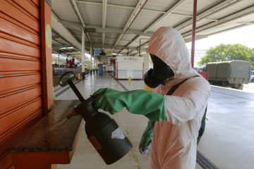 Foram aplicados produtos descontaminantes nas catracas, corrimãos e validadores. Foto: Marcos de Paula / Prefeitura do Rio