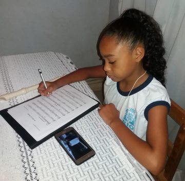 Orquestra formada por alunos de escolas municipais lança videoclipe gravado à distância