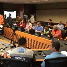 O prefeito Crivella se reúne com secretariado e coordena reação 'as chuvas. Foto: Marco Antônio Rezende / Prefeitura do Rio