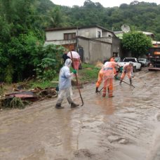 Na Zona Oeste, Comlurb trabalha na limpeza de local onde houve alagamento. Foto: Marcelo Piu / Prefeitura do Rio