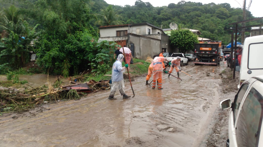 Na Zona Oeste, Comlurb trabalha na limpeza de local onde houve alagamento. Foto: Marcelo Piu / Prefeitura do Rio