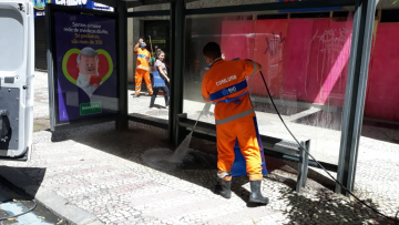 Gari faz o serviço de desinfecção no ponto de ônibus. Foto: Divulgação