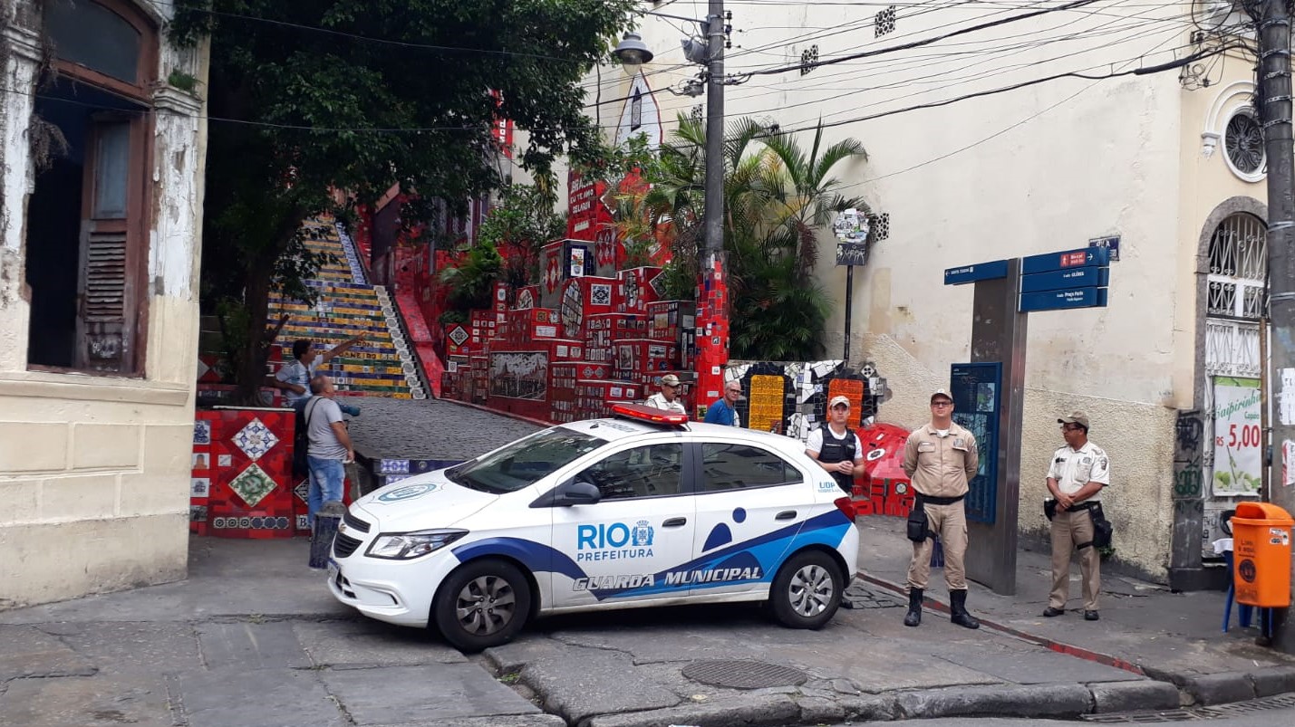 Guardas municipais bloqueiam o acesso à Escadaria Selarón. Foto: Divulgação / Guarda Municipal