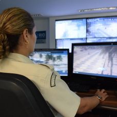 Guarda municipal no trabalho de videopatrulhamento, direto do COR. Foto: divulgação