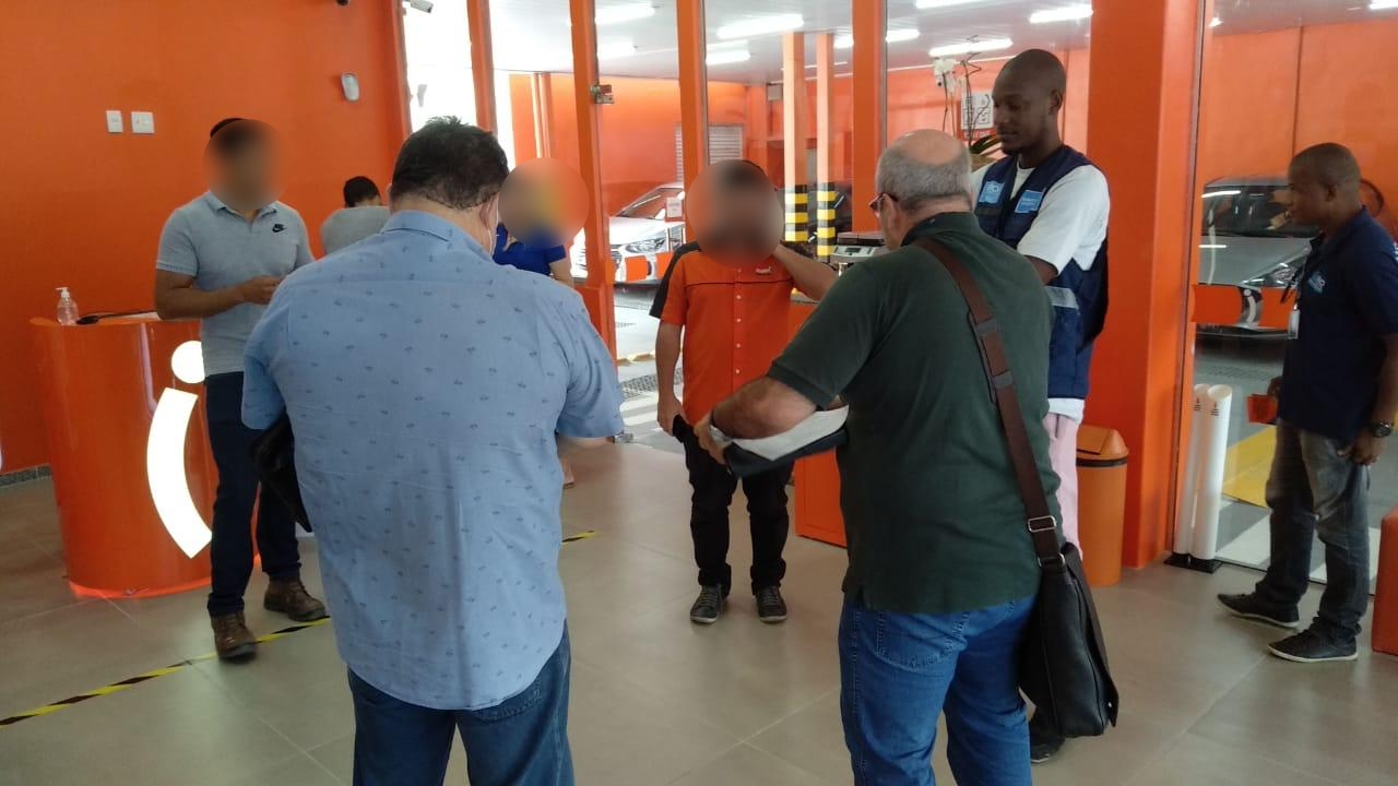 A locadora mantinha as portas abertas e os funcionários trabalhando normalmente. Foto: Divulgação