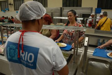 Programa dos Restaurantes Populares beneficia cidadãos diariamente. Foto: Marco Antônio Rezende / Prefeitura do Rio