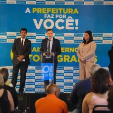 O prefeito Marcelo Crivella entre o ministra da Saúde, Luiz Henrique Mandetta, e a secretária municipal da pasta, Beatriz Busch. Foto: Marco Antônio Rezende / Prefeitura do Rio