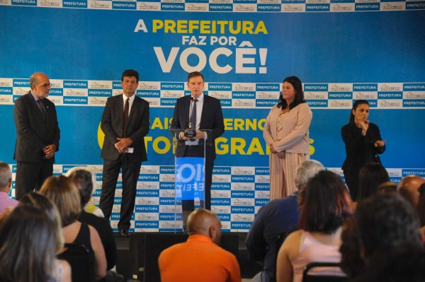 O prefeito Marcelo Crivella entre o ministra da Saúde, Luiz Henrique Mandetta, e a secretária municipal da pasta, Beatriz Busch. Foto: Marco Antônio Rezende / Prefeitura do Rio