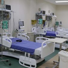 Nas unidades da rede municipal, há 553 pacientes internados, sendo 259 em UTI