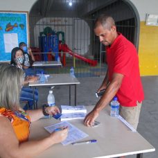 A entrega de cartões Cesta Básica a responsáveis por alunos da rede municipal começou neste domingo de Páscoa. Foto: Prefeitura do Rio