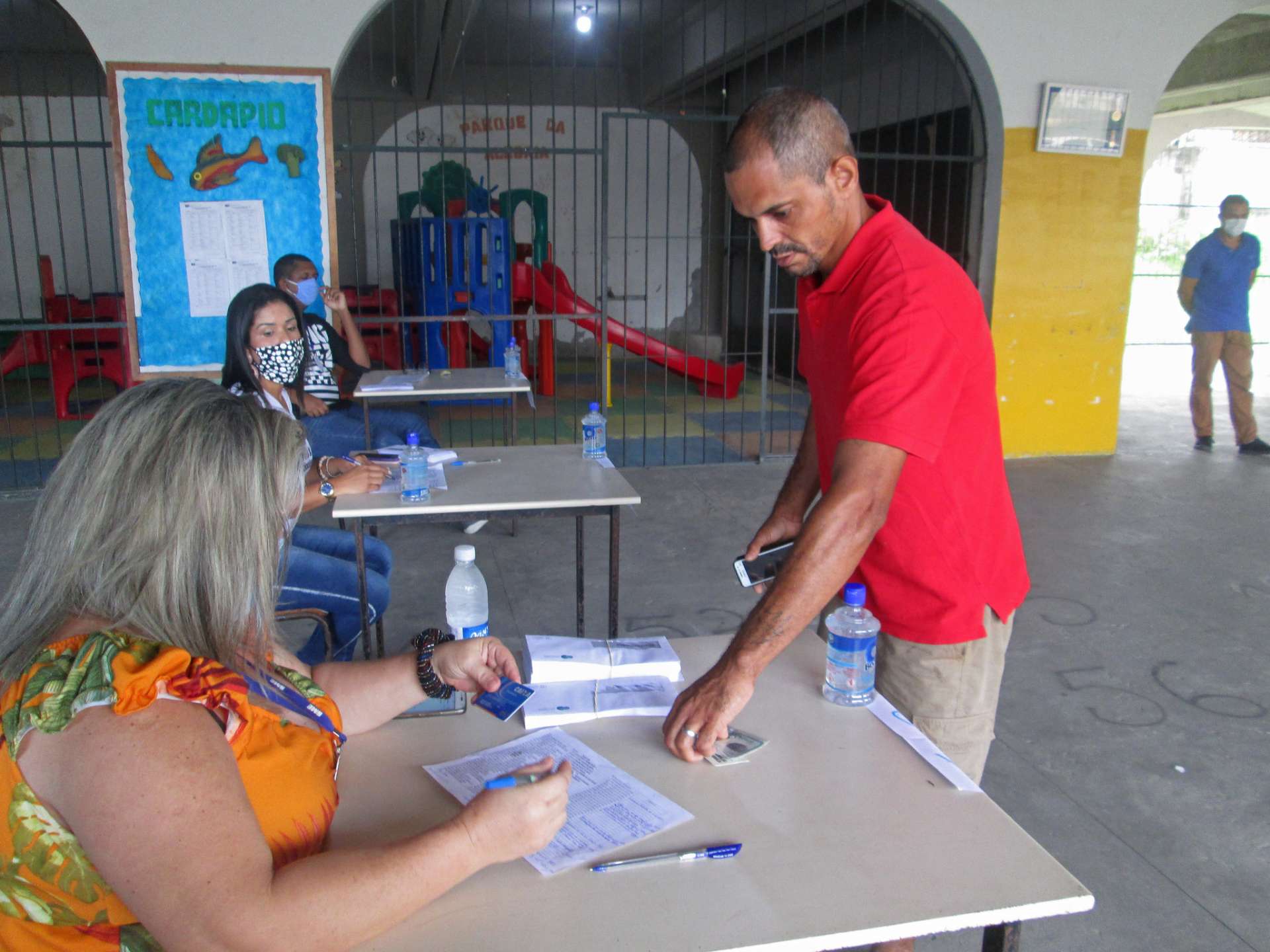 A entrega de cartões Cesta Básica a responsáveis por alunos da rede municipal começou neste domingo de Páscoa. Foto: Prefeitura do Rio