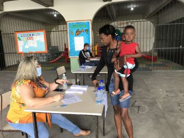 A distribuição dos cartões começou na Zona Oeste, naárea da 10a Coordenadoria Regional de Educação. Foto: Prefeitura do Rio