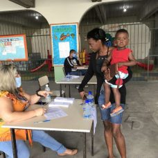 A Prefeitura do Rio de Janeiro, através da Secretaria Municipal de Educação começou, no domingo (12/4), a entrega dos Cartões Cesta Básica às famílias de alunos da Rede Municipal de Ensino cadastradas no Bolsa Família e no Cartão Família Carioca