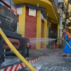 Equipamentos de limpeza como caminhões-pipas e pulverizadores foram usados nessa ação de higienização. Foto: Marco Antonio Rezende/Prefeitura do Rio