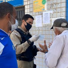 Guarda municipal distribui máscaras a cidadãos. Foto: divulgação GM