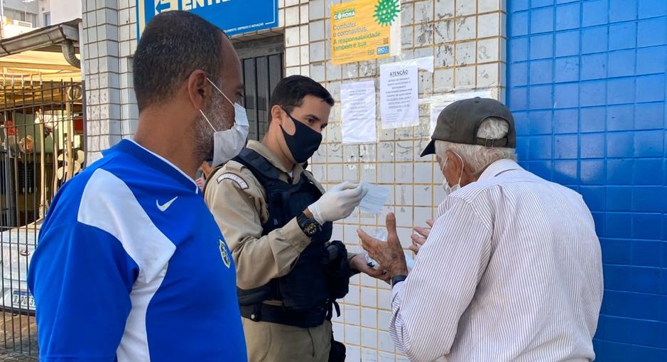 Guarda municipal distribui máscaras a cidadãos. Foto: divulgação GM
