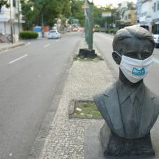 Estátua ganha máscara para incentivar a população a se proteger. Foto: Marco Antonio Rezende / Prefeitura do Rio