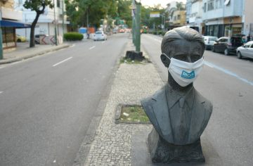 Estátua ganha máscara para incentivar a população a se proteger. Foto: Marco Antonio Rezende / Prefeitura do Rio