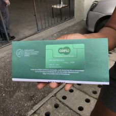 Cartão Cesta Básica distribuído a famílias de alunos da Rede Municipal. Foto: Jorge Pex / Prefeitura do Rio