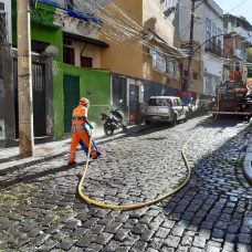 Neste domingo de sol do outono, Comlurb higieniza mais comunidades na luta contra a Covid-19. Foto: Comlurb / divulgação