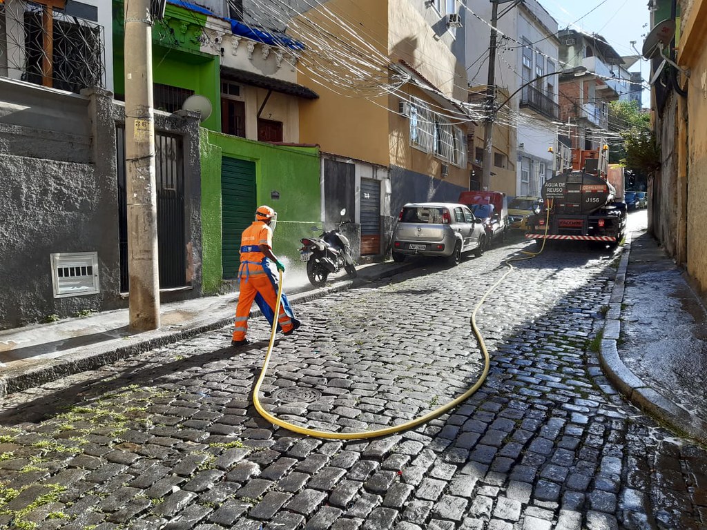 Neste domingo de sol do outono, Comlurb higieniza mais comunidades na luta contra a Covid-19. Foto: Comlurb / divulgação