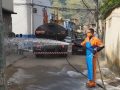 Comunidade Saibreira, em Bangu, recebeu nesta quinta ação de higienização contra a Covid-19. Foto: Comlurb / divulgação