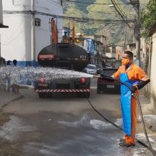 Comunidade Saibreira, em Bangu, recebeu nesta quinta ação de higienização contra a Covid-19. Foto: Comlurb / divulgação