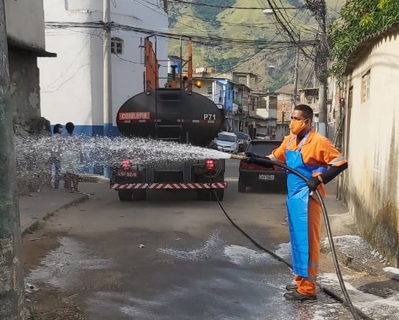 Comunidade Saibreira, em Bangu, recebeu nesta quinta ação de higienização contra a Covid-19. Foto: Comlurb / divulgação