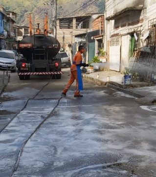 São quase 350 comunidades já visitadas pela higienização contra a Covid-19. Foto: Comlurb / divulgação