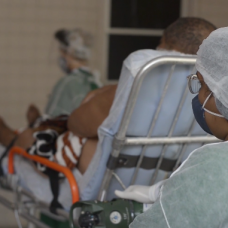 Paciente chega ao Hospital Municipal Ronaldo Gazolla para tratamento contra o novo coronavírus. Foto: reprodução de vídeo