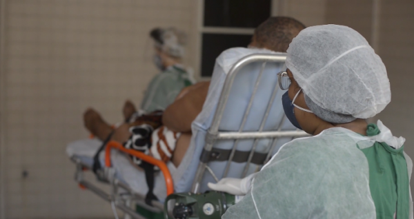 Paciente chega ao Hospital Municipal Ronaldo Gazolla para tratamento contra o novo coronavírus. Foto: reprodução de vídeo