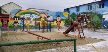 Gari da Comlurb faz higienização em área de lazer infantil em comunidade. Foto: Comlurb