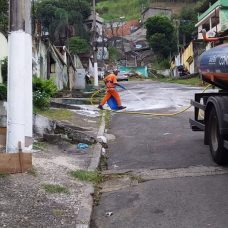 Comlurb faz trabalho de higienização em comunidades, para proteger população de contágio do novo coronavírus. Foto: Comlurb