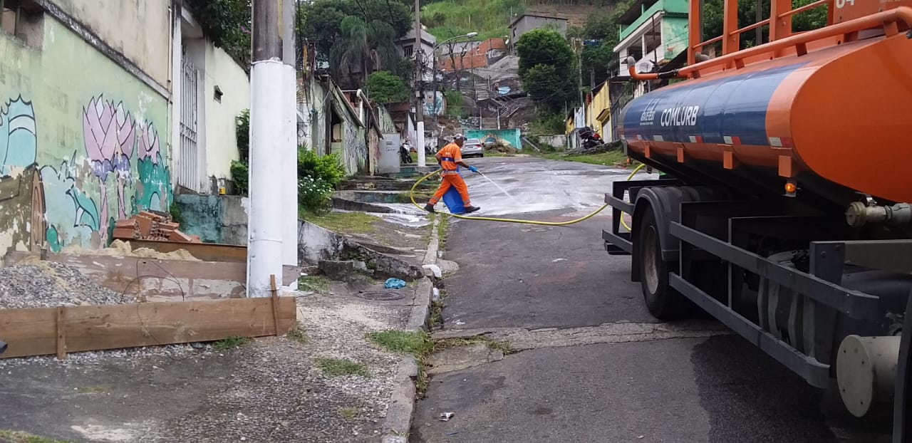Comlurb faz trabalho de higienização em comunidades, para proteger população de contágio do novo coronavírus. Foto: Comlurb