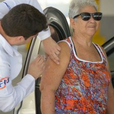 Vacinação pode ser feita em sistema drive thru. Foto: Marco Antônio Rezende / Prefeitura do Rio