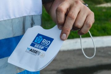 Máscara é feita de celulose, biodegradável e com design que evita contaminação do lado interno. Foto: Marcelo Piu / Prefeitura do Rio