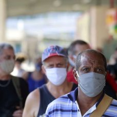 No Terminal Alvorada, pessoas circulam com máscaras distribuídas pelo município. Foto: Marcos de Paula / Prefeitura do Rio