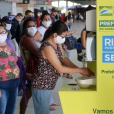 A recomendação continua: se tiver que sair de casa, use máscara. Foto: Marcos de Paula / Prefeitura do Rio