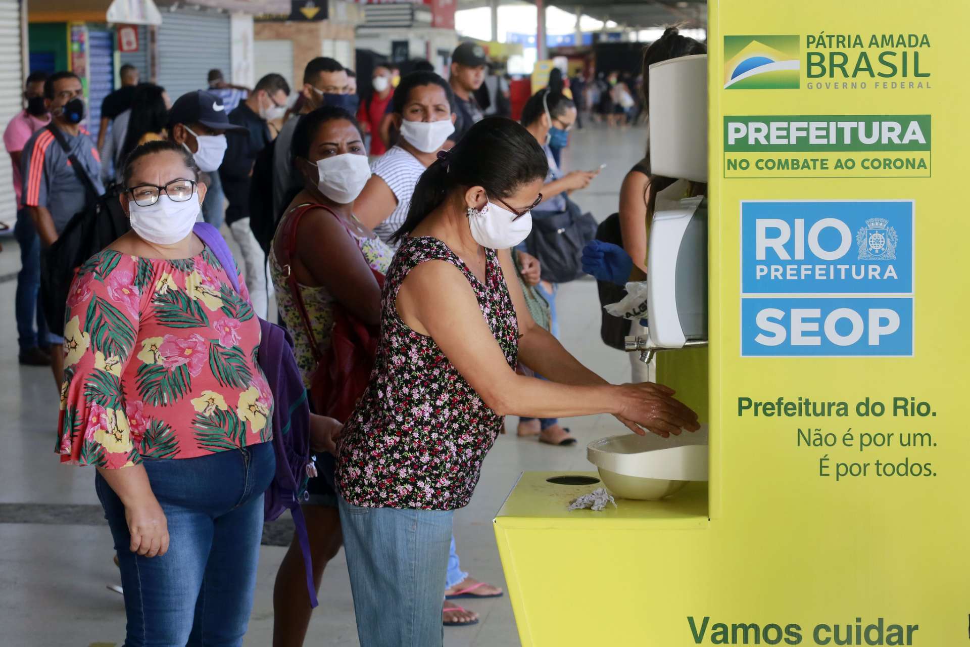A recomendação continua: se tiver que sair de casa, use máscara. Foto: Marcos de Paula / Prefeitura do Rio