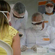 Monitorar a população com esses sintomas é um dos principais fatores para a estratégia de retomada das atividades. Foto: Marco Antônio Rezende / Prefeitura do Rio
