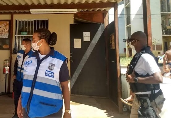 Agentes da Prefeitura atendem chamados do Disk Aglomeração na Zona Oeste. Foto: divulgação