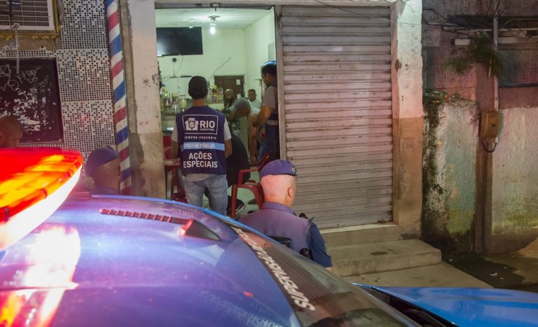 Com ajuda da PM e da GM, Seop faz ação contra aglomerações em Jacarepaguá. Foto: Marco Antonio Rezende / Prefeitura do Rio