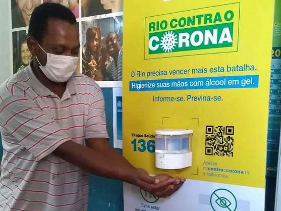 Compartimentos com álcool em gel são instalados em unidades de assistência social do Rio. Foto: divulgação