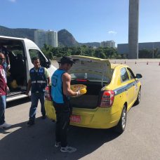 Taxista auxiliar recebe cesta básica da Prefeitura. Foto: arquivo - Prefeitura do Rio